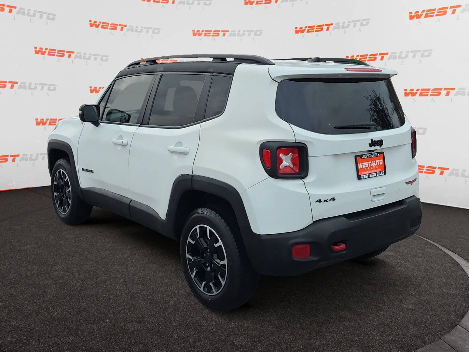 Used 2023 Jeep Renegade Trailhawk AWD/4WD image 3