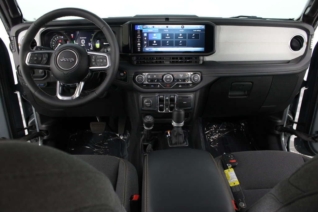 Used 2025 Jeep Wrangler Unlimited Sahara AWD/4WD image 29