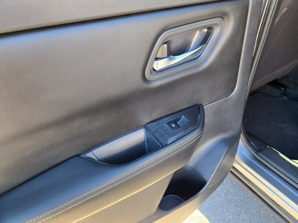 Certified 2025 Nissan Rogue SV FWD image 17