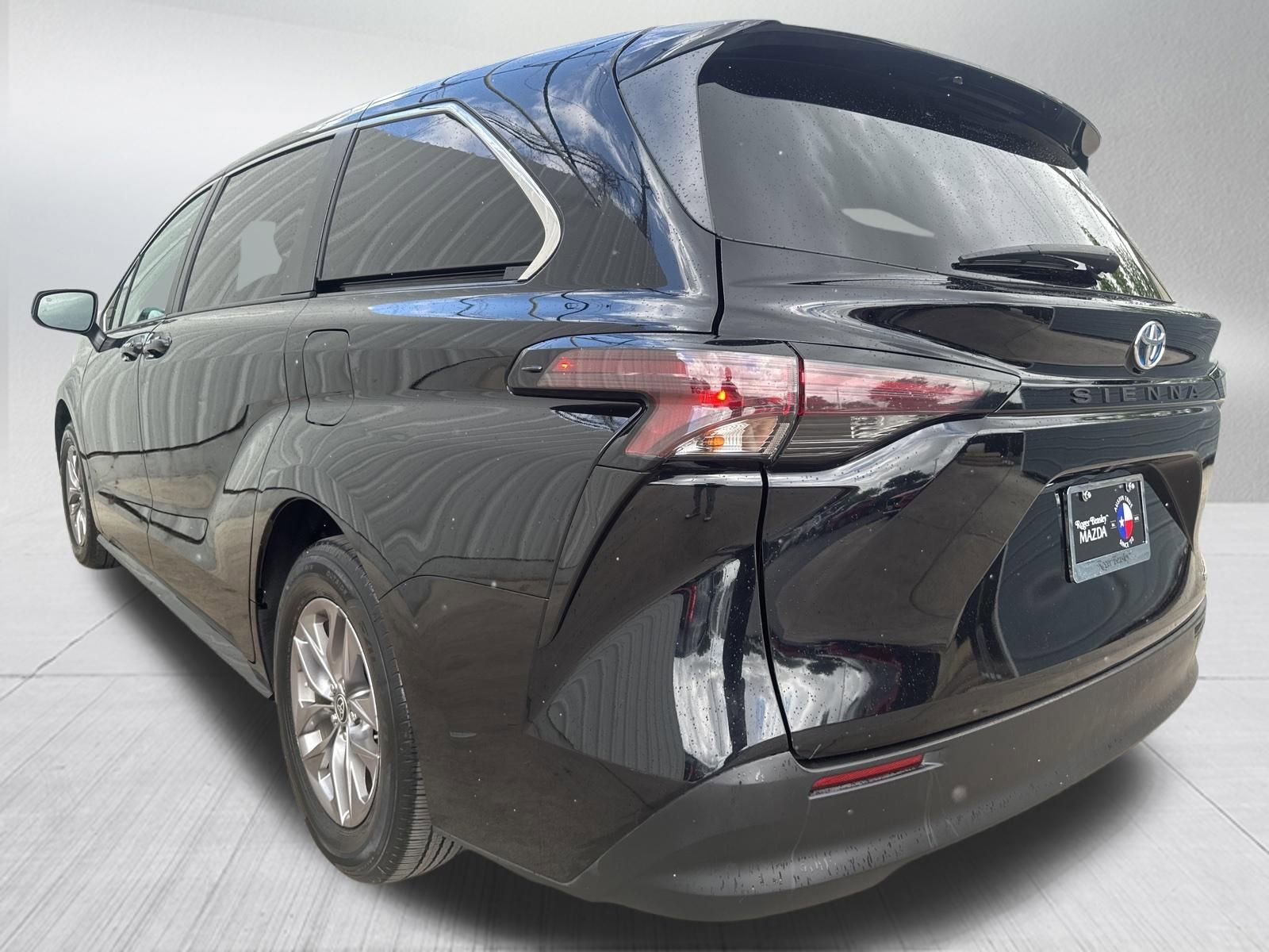Used 2023 Toyota Sienna LE FWD image 6