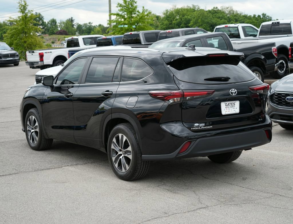 Used 2024 Toyota Highlander XLE FWD image 7