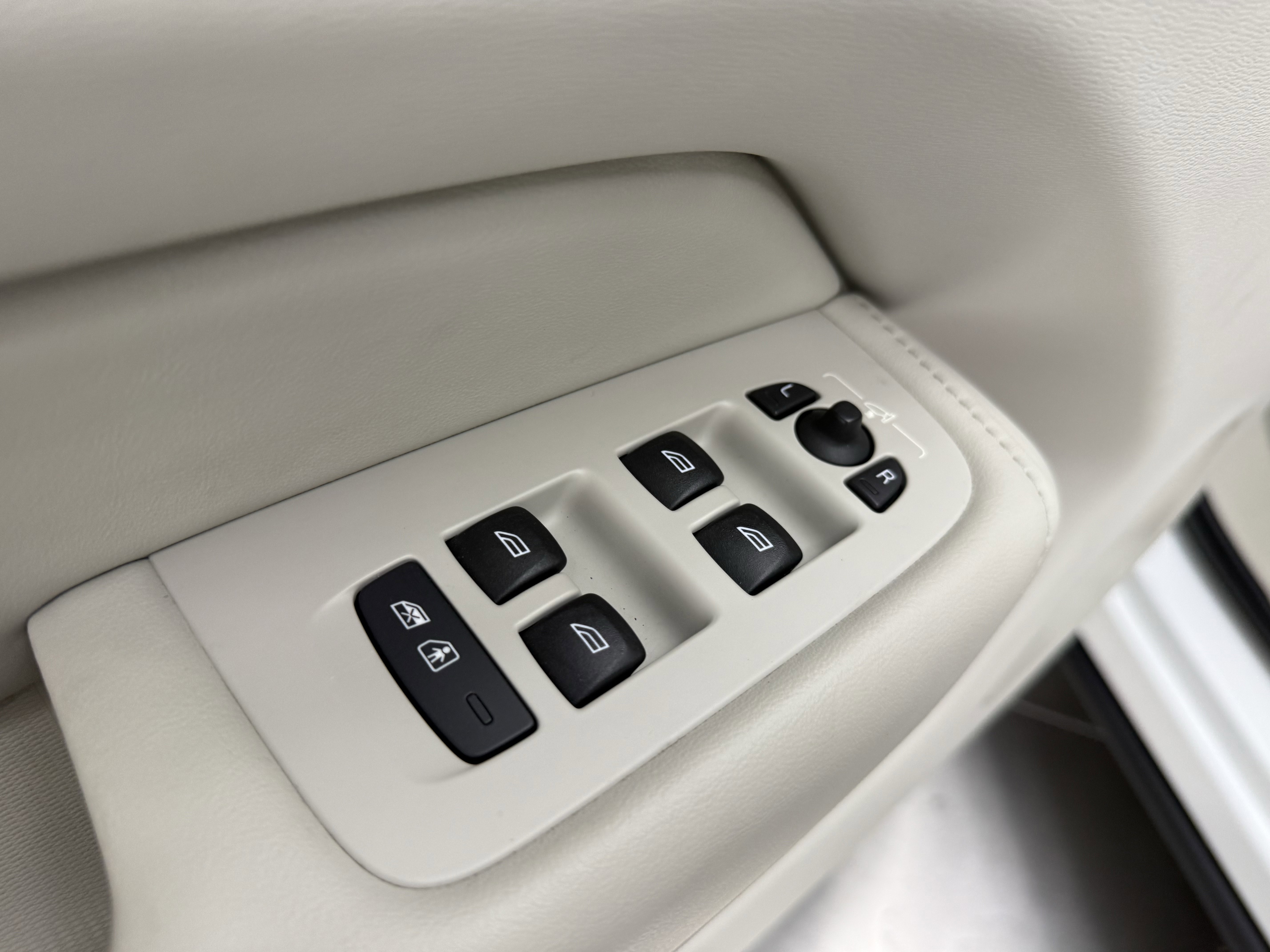 Certified 2023 Volvo XC60 B5 Plus w/ Climate Package image 11