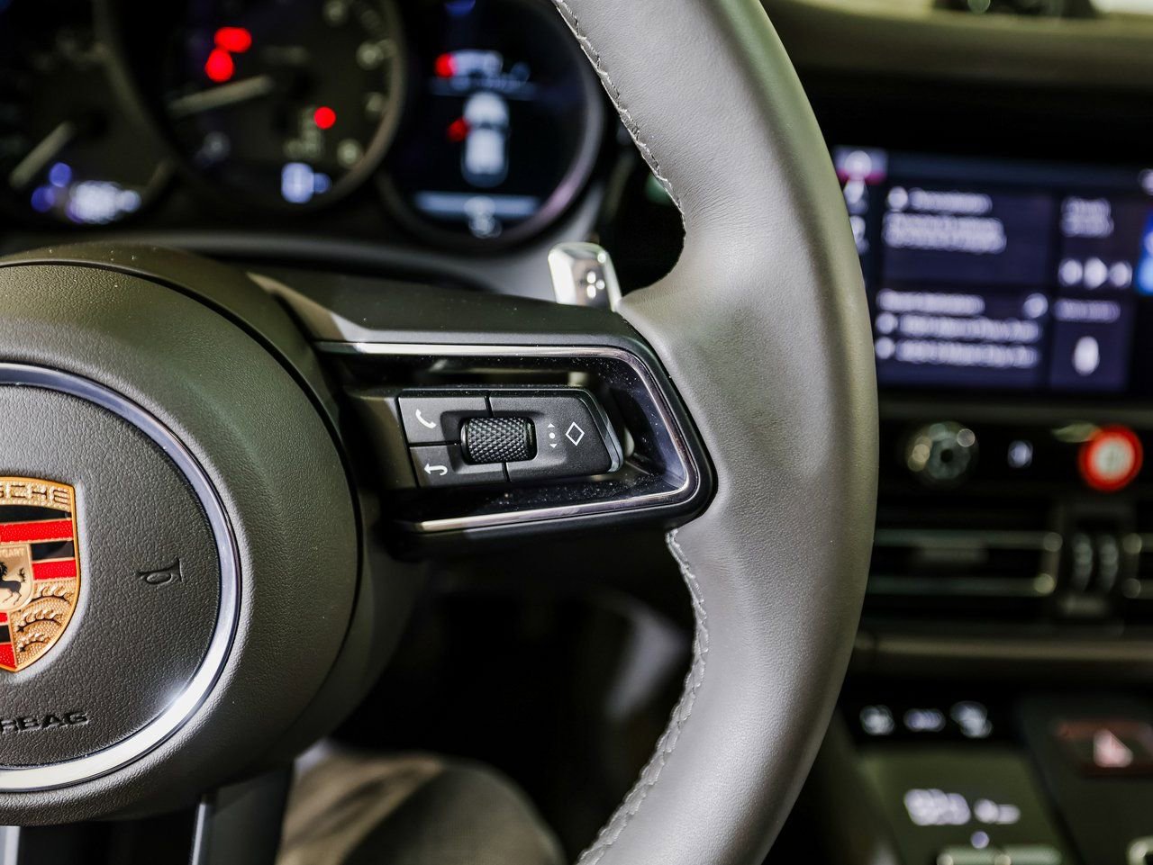 Certified 2025 Porsche Macan image 16