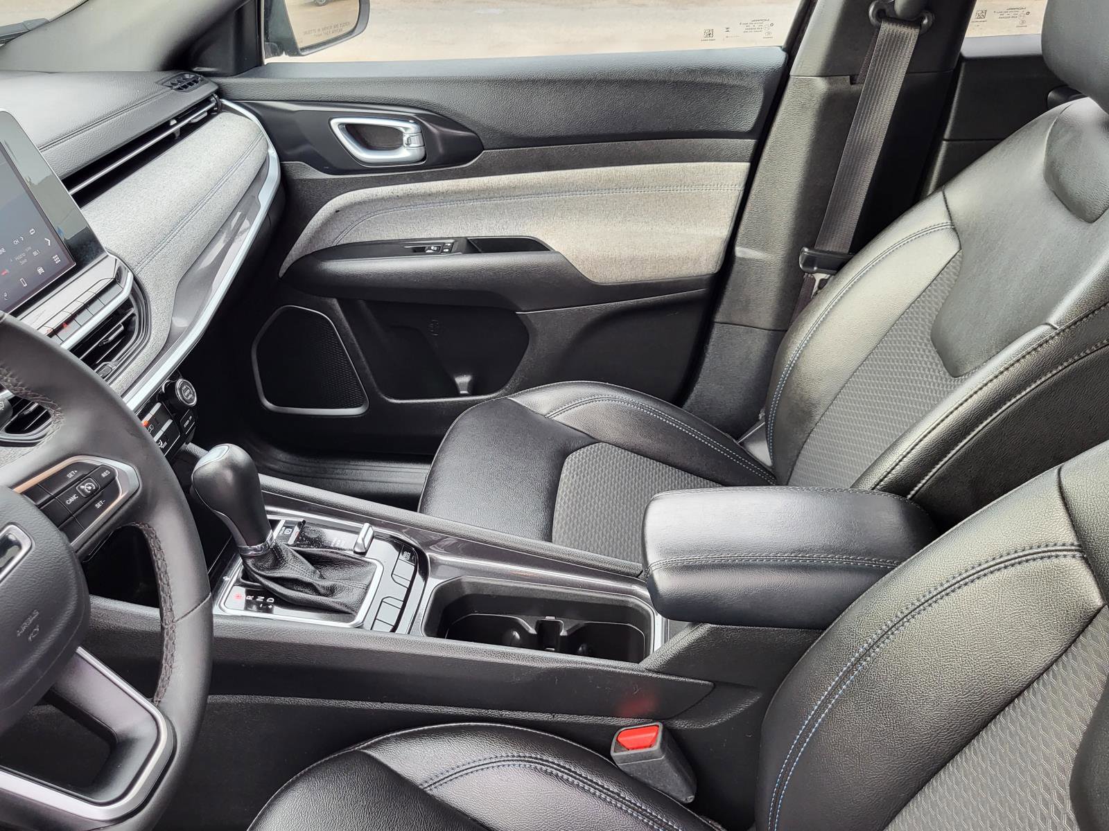 Used 2025 Jeep Compass Latitude image 30