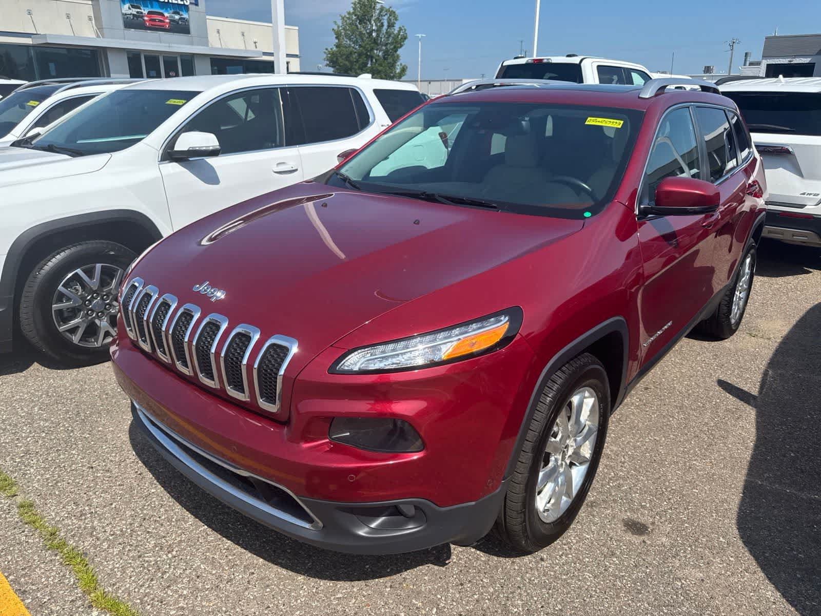 Used 2016 Jeep Cherokee Limited w/ Luxury Group AWD/4WD image 2