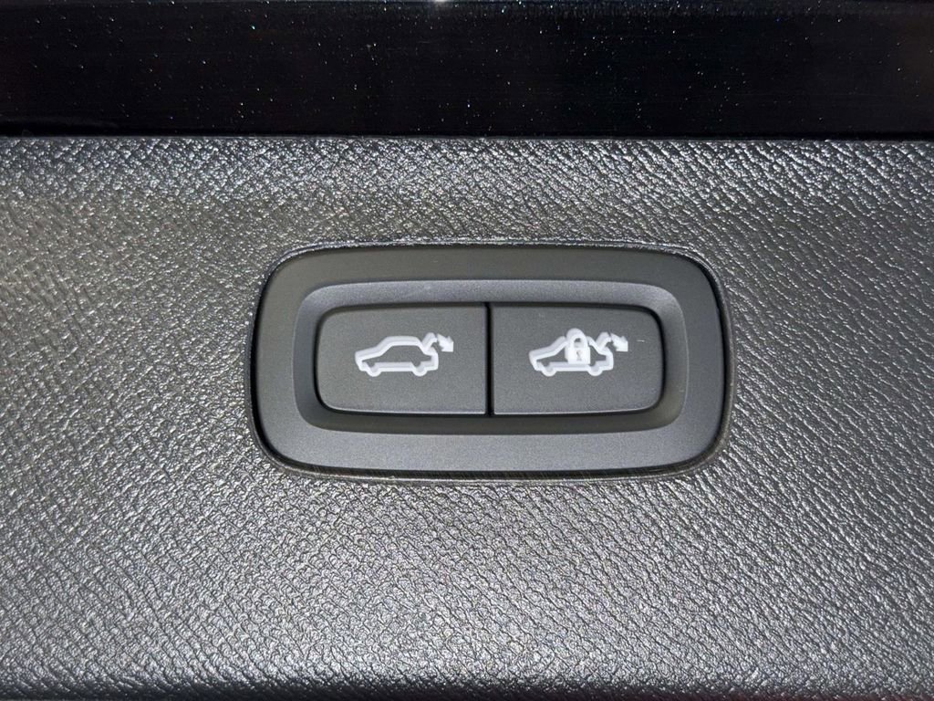 Used 2025 Volvo XC90 T8 Plus w/ Protection Package Premier AWD/4WD image 18