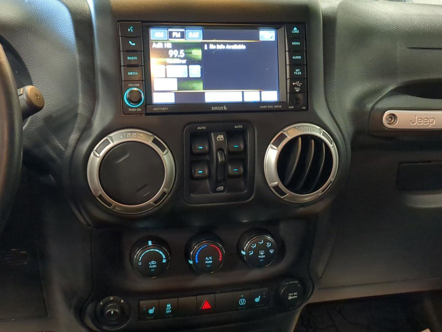 Used 2016 Jeep Wrangler Unlimited Sahara w/ Connectivity Group AWD/4WD image 10