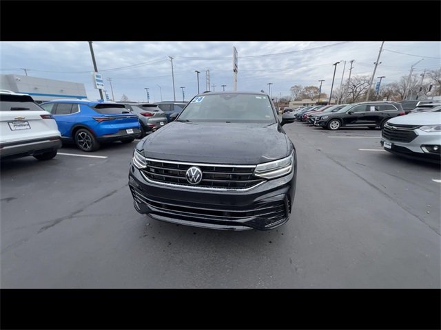 Used 2024 Volkswagen Tiguan SE R-Line image 3
