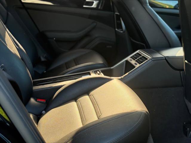 Used 2018 Porsche Panamera 4 w/ Premium Package AWD/4WD image 17
