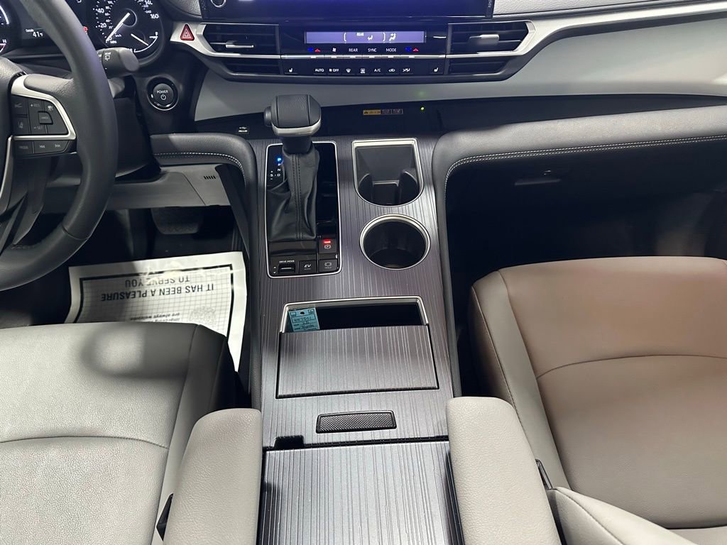 Used 2025 Toyota Sienna XLE image 40