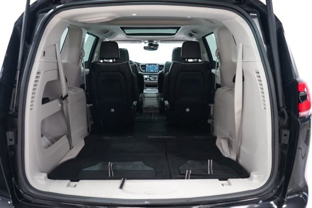 Used 2023 Chrysler Pacifica Limited image 32