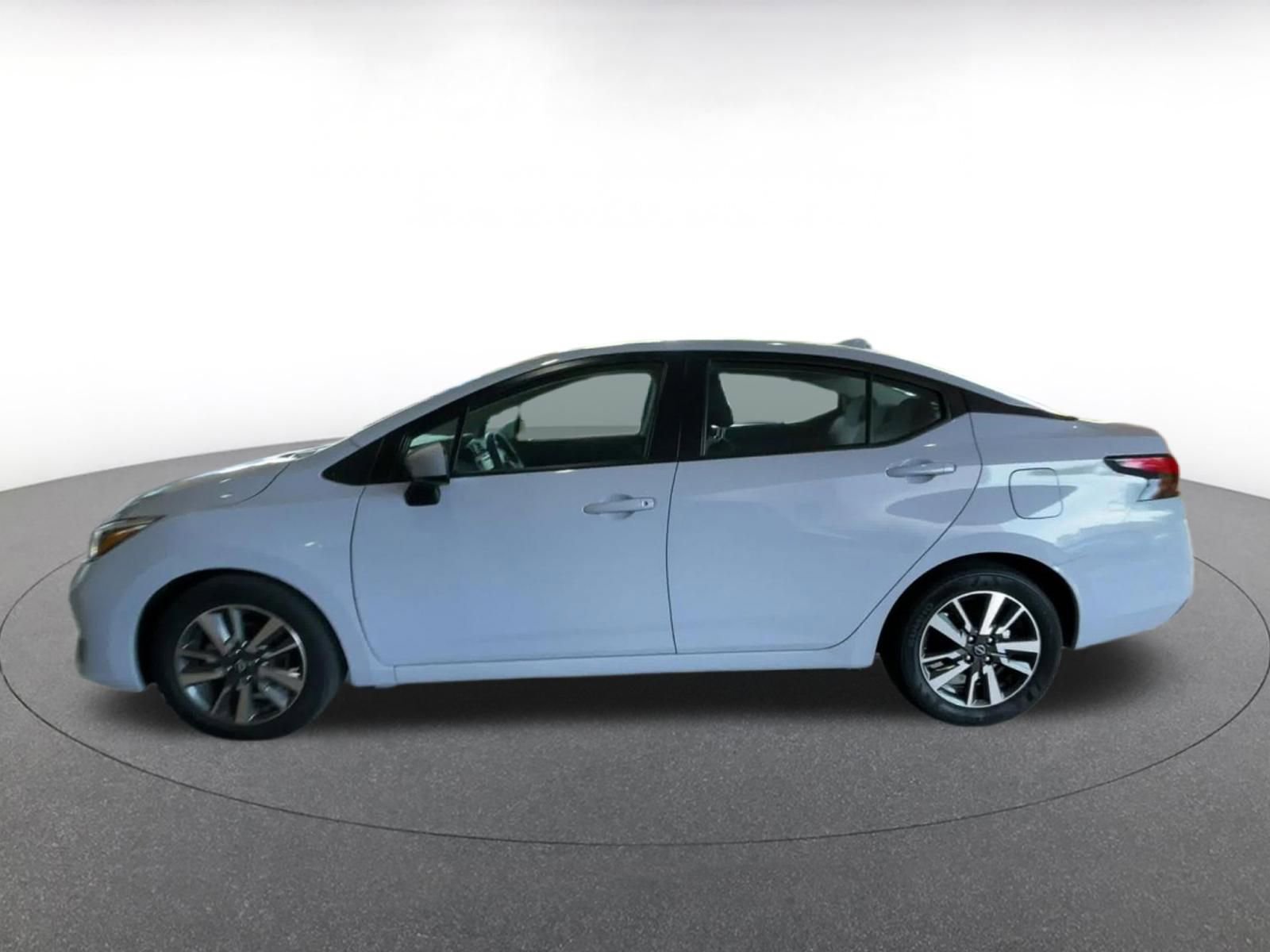 Used 2025 Nissan Versa SV image 9