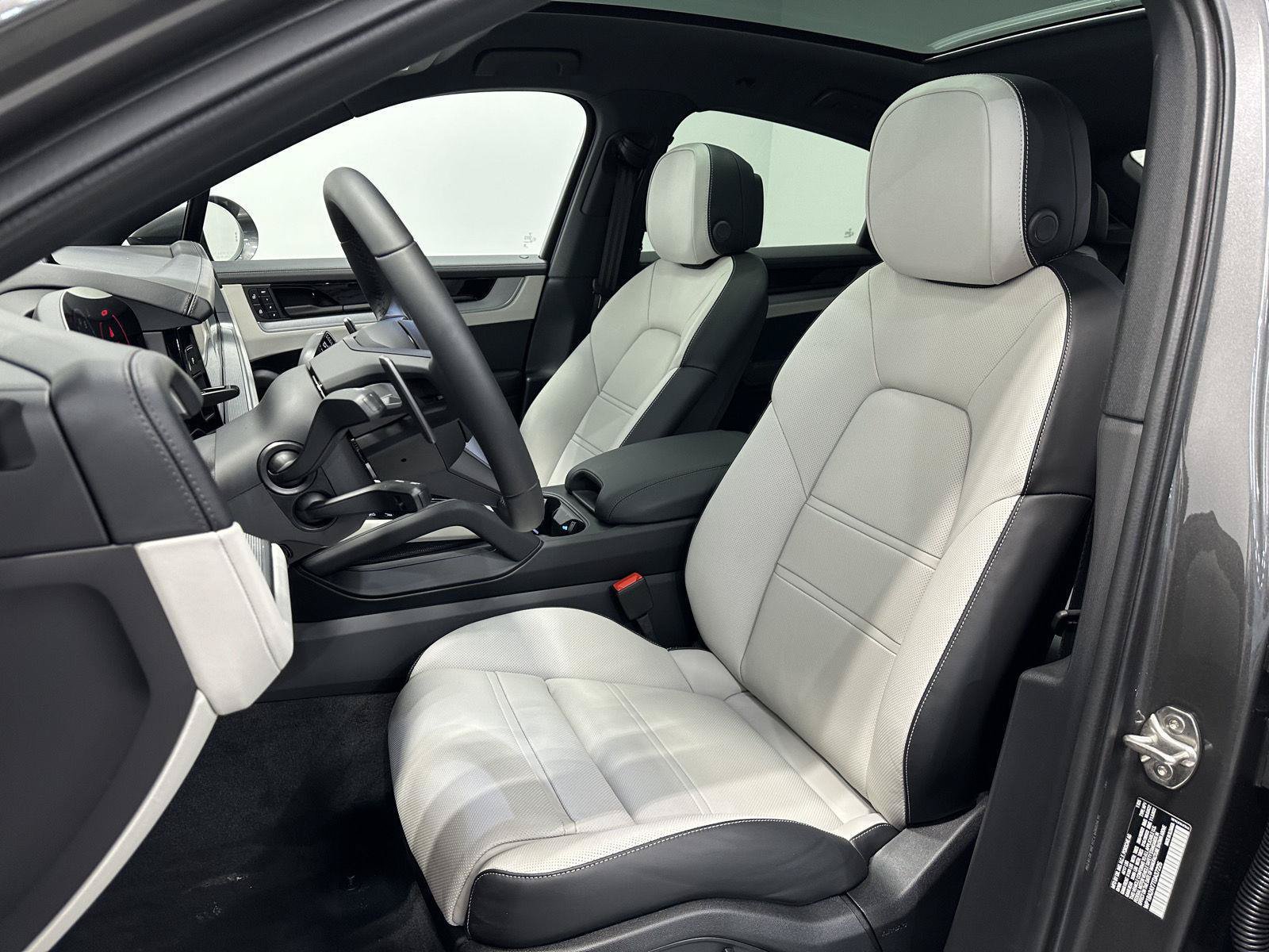 New 2026 Porsche Cayenne Coupe AWD/4WD image 5