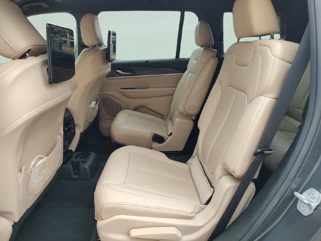 Used 2023 Jeep Grand Cherokee L Limited w/ Luxury Tech Group II AWD/4WD image 27