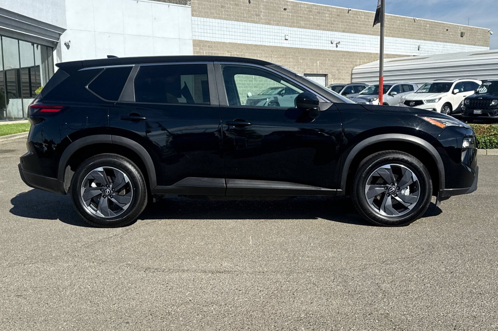 Used 2024 Nissan Rogue SV FWD image 3