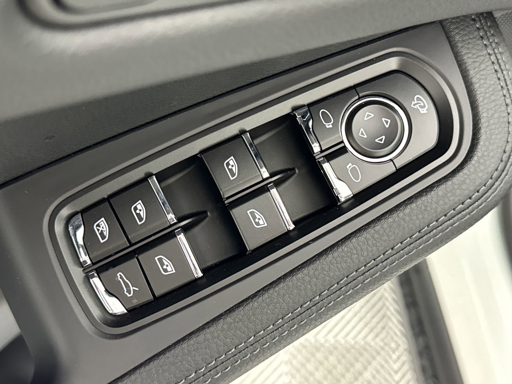 Certified 2025 Porsche Macan image 13