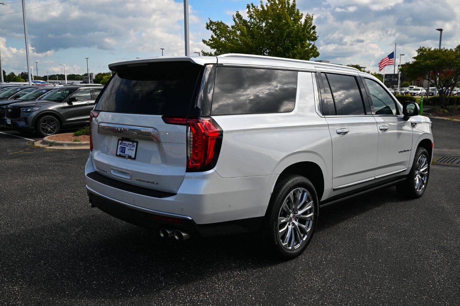 Used 2024 GMC Yukon XL Denali w/ Denali Reserve Package AWD/4WD image 5
