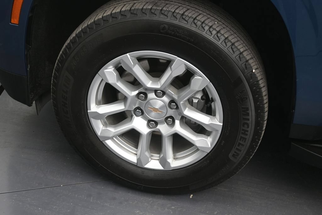Used 2025 Chevrolet Suburban LS RWD image 9