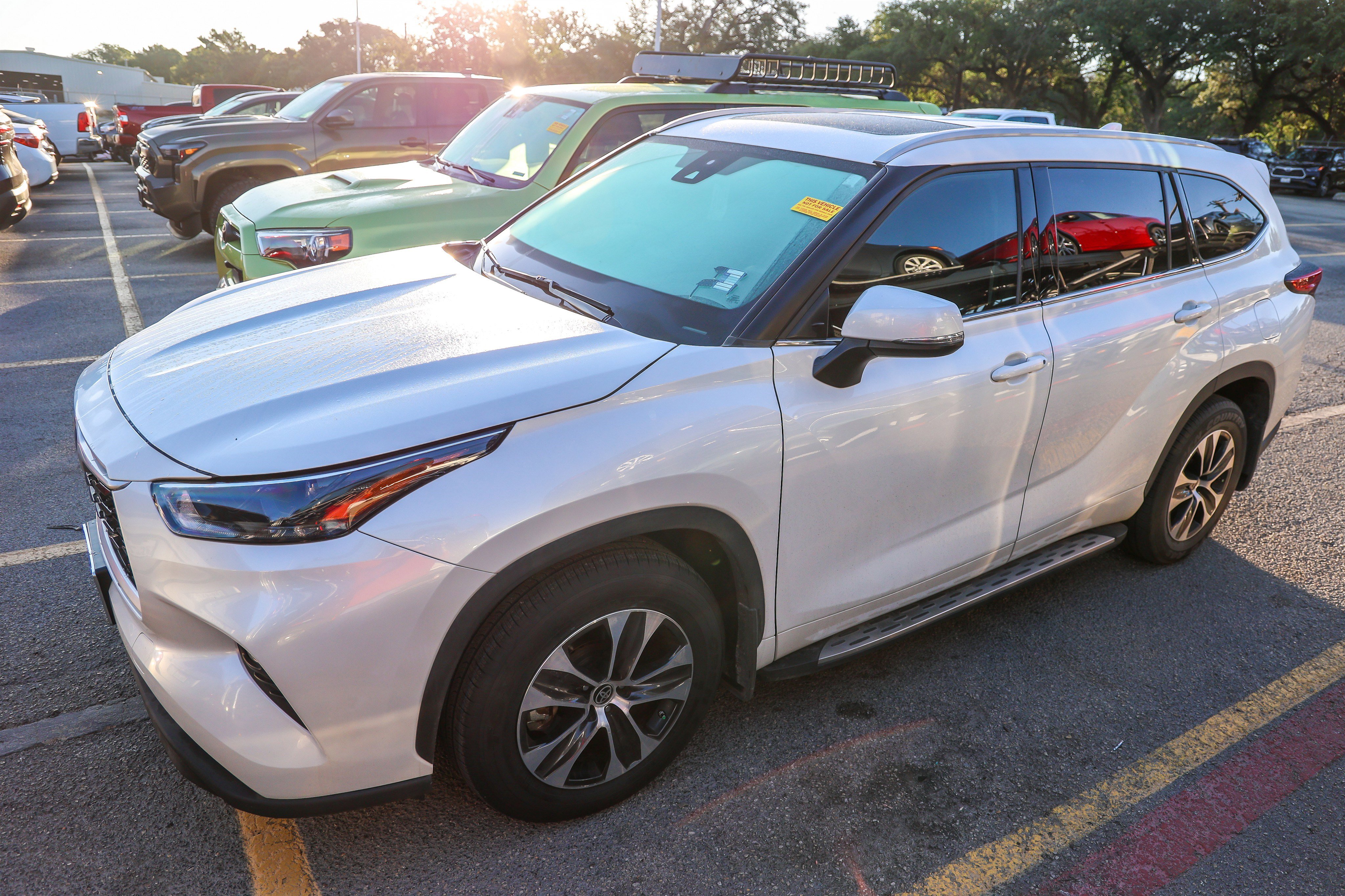 Used 2022 Toyota Highlander XLE FWD image 3