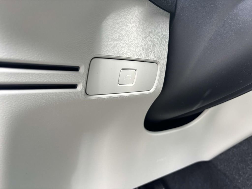 Used 2025 Volvo XC40 B5 Plus w/ Protection Package Premier image 14