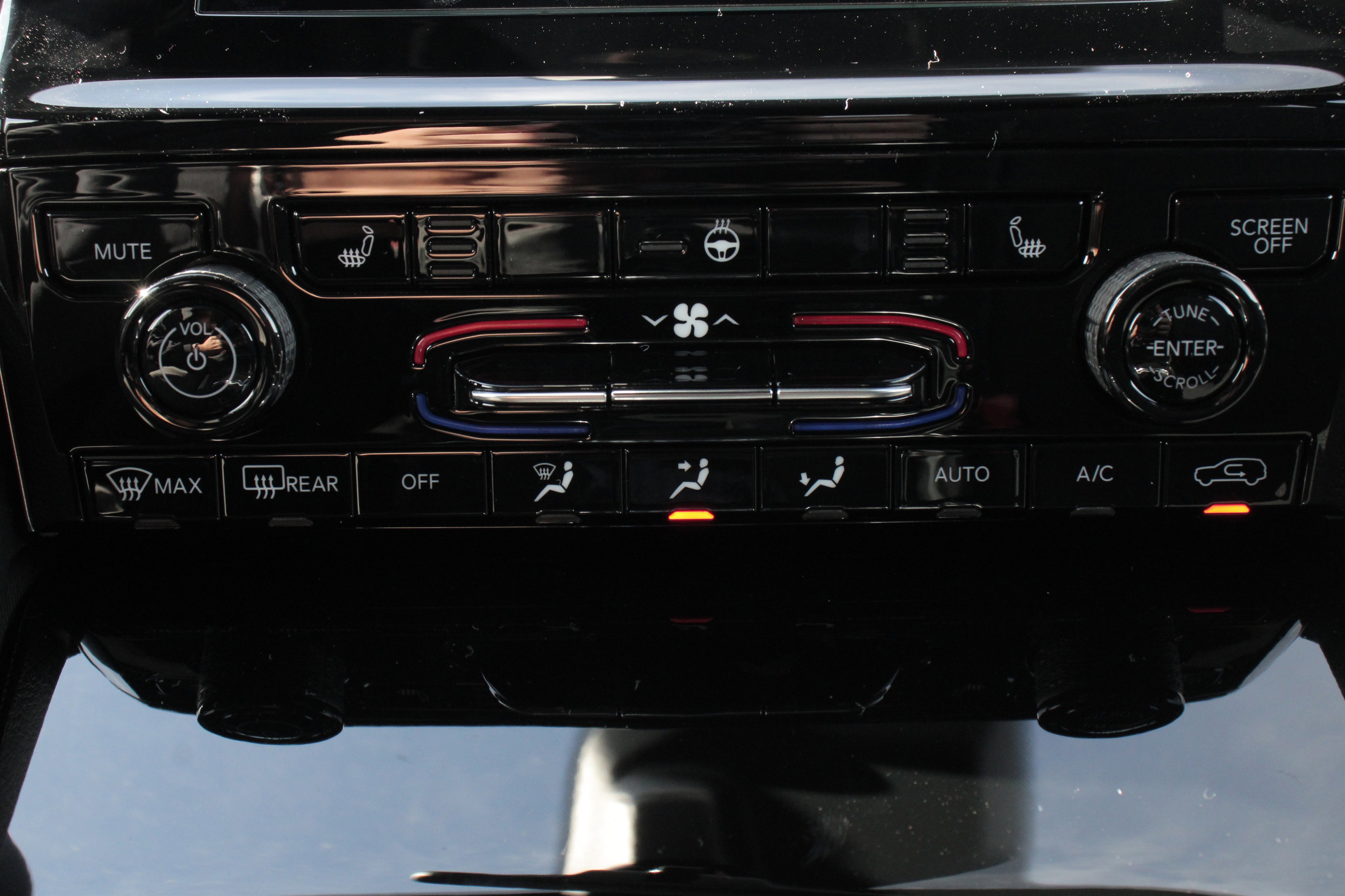 New 2025 Jeep Grand Cherokee Laredo w/ Luxury Tech Group I image 18