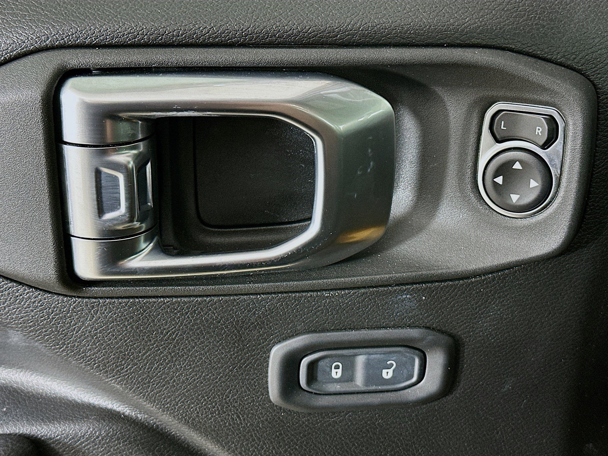 Used 2023 Jeep Wrangler Unlimited w/ Cold Weather Group image 15