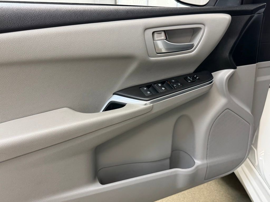 Used 2016 Toyota Camry SE FWD image 8
