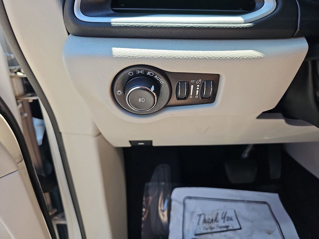 Used 2023 Chrysler Pacifica Touring-L FWD image 34