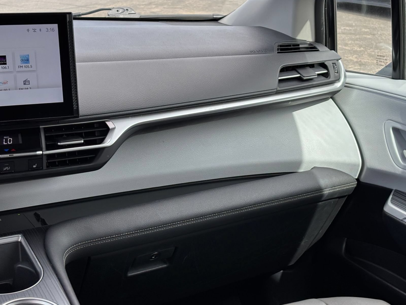 Used 2025 Toyota Sienna XLE FWD image 37