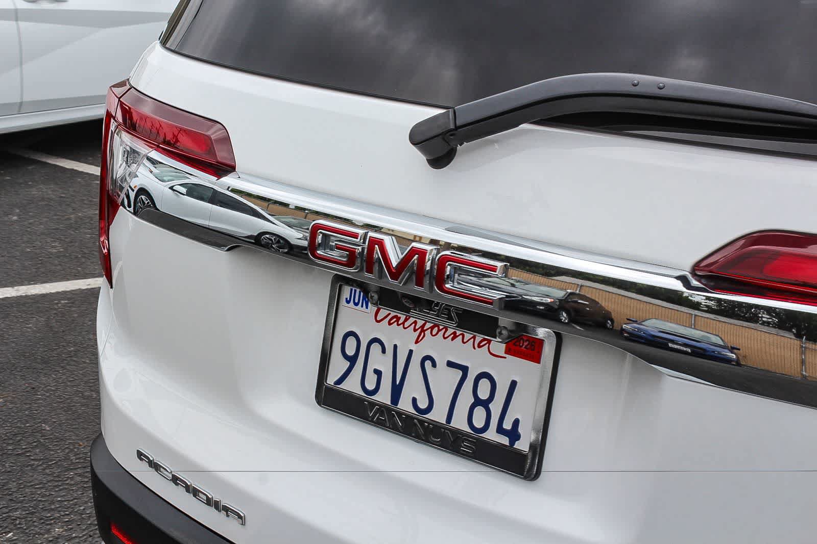 Used 2023 GMC Acadia SLE w/ Driver Convenience Package FWD image 11