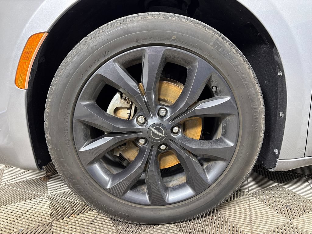 Used 2018 Chrysler Pacifica Touring Plus w/ S Appearance Package FWD image 13