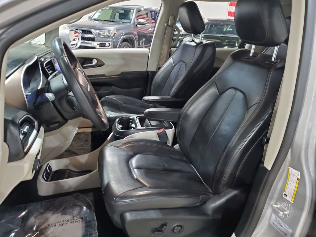 Used 2017 Chrysler Pacifica Premium image 6