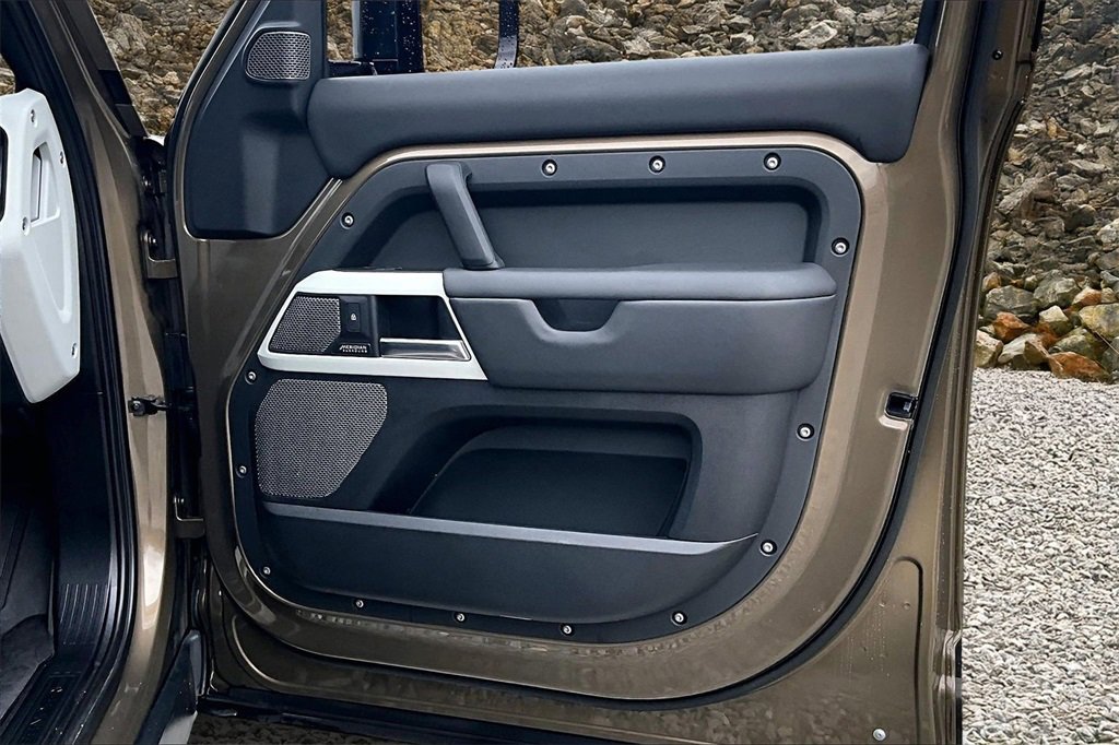 Used 2024 Land Rover Defender 110 SE image 21