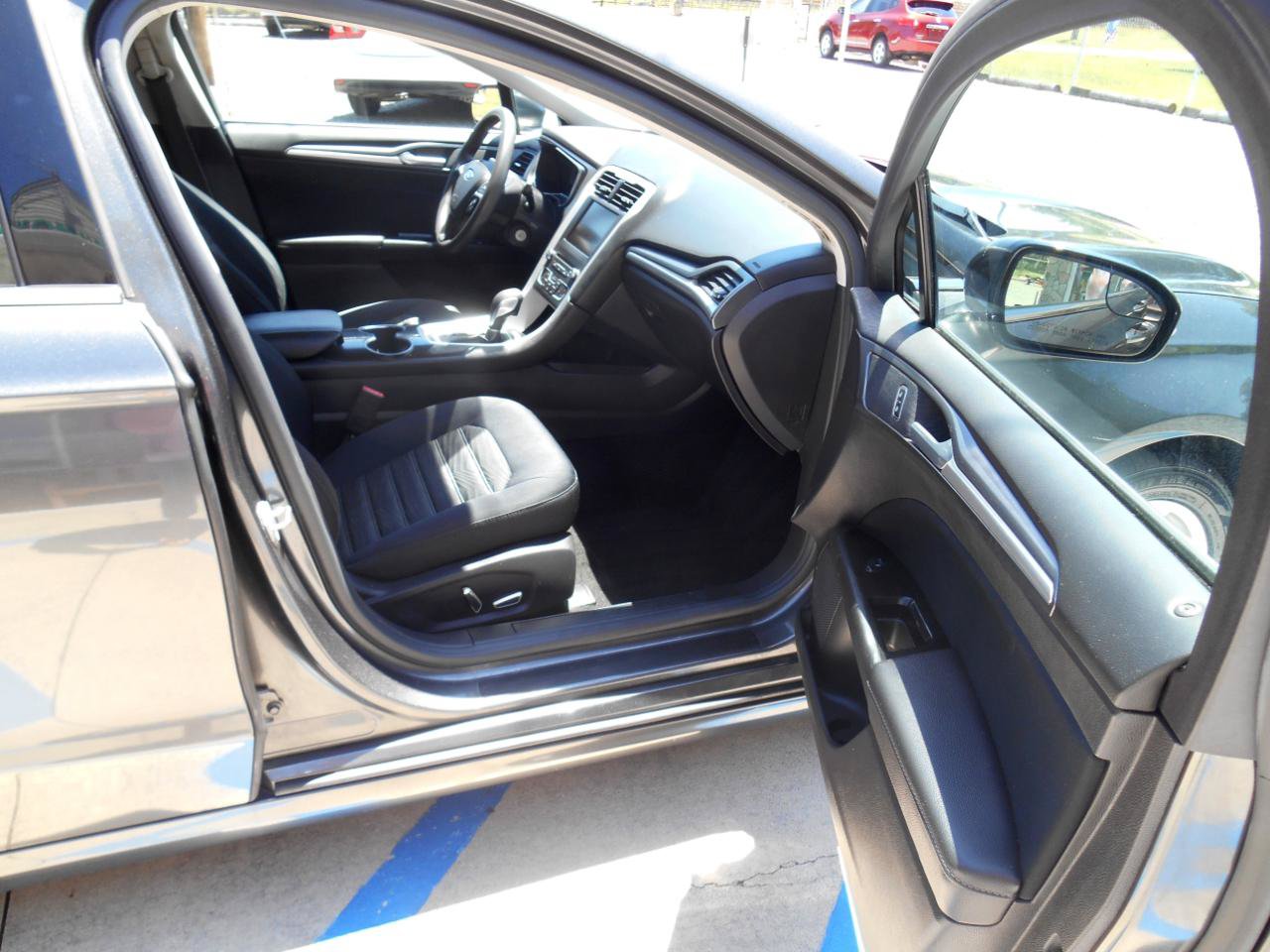 Used 2016 Ford Fusion SE FWD image 9