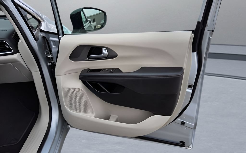 Used 2024 Chrysler Pacifica Touring-L FWD image 26