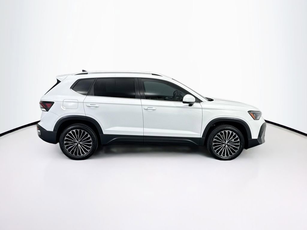 Used 2025 Volkswagen Taos SE w/ Panoramic Sunroof Package image 4