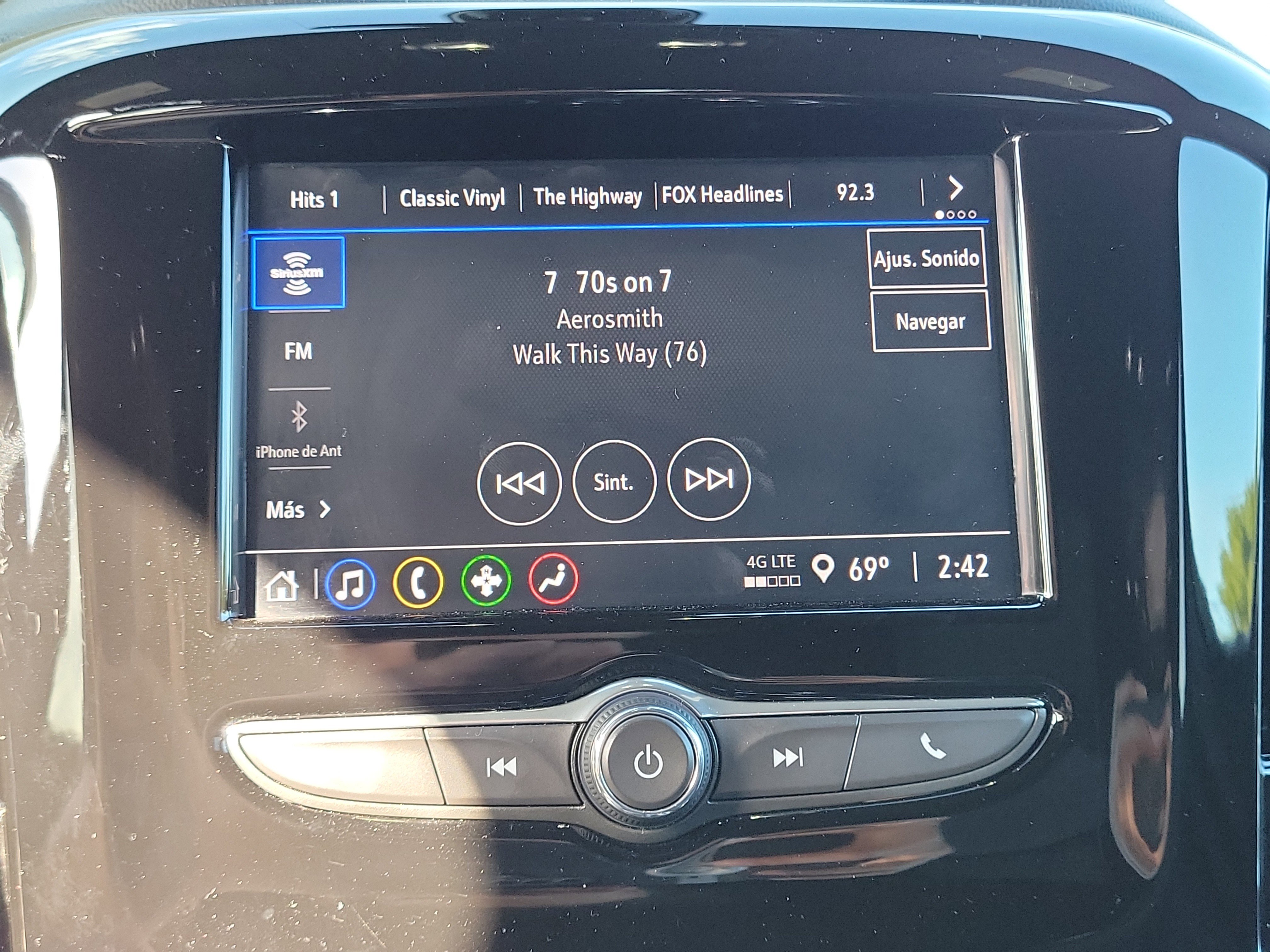 Used 2023 Chevrolet Traverse LT image 18