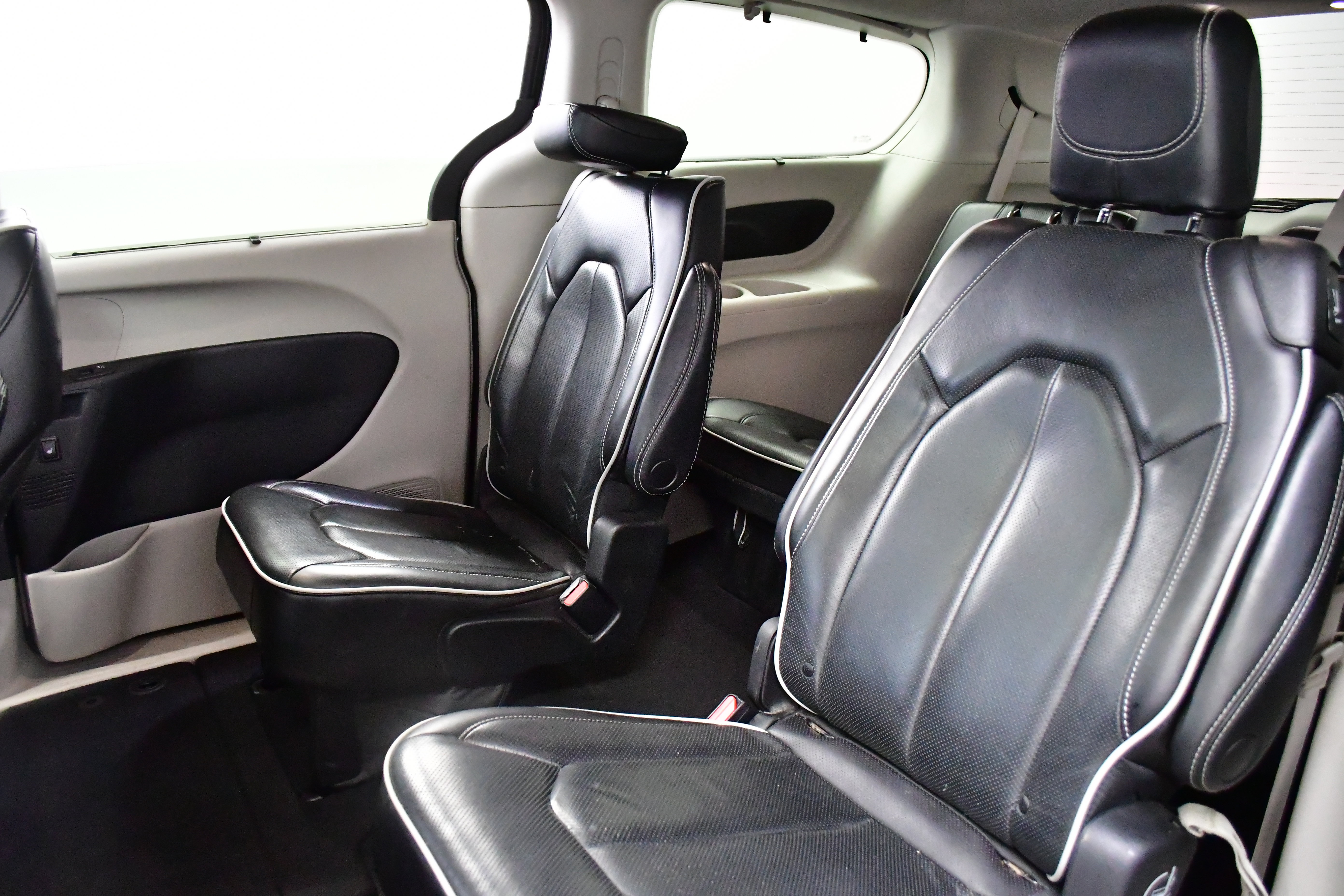 Used 2023 Chrysler Pacifica Limited FWD image 12