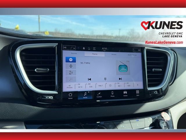 Used 2024 Chrysler Pacifica Touring-L image 16