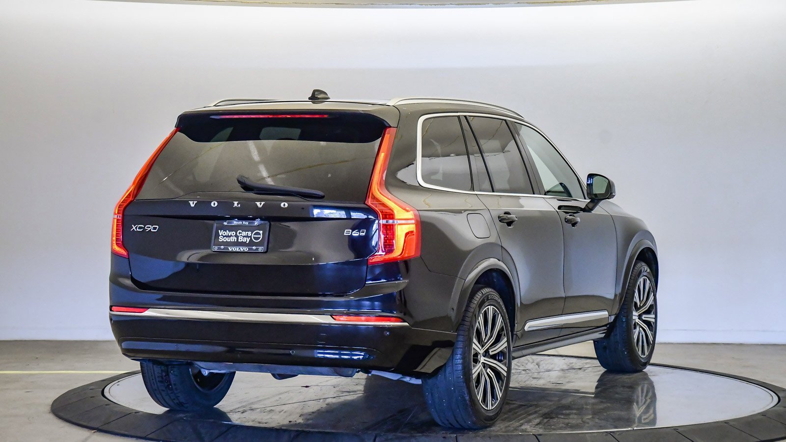 Certified 2025 Volvo XC90 B6 Plus image 5