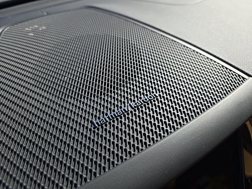 Certified 2023 Volvo XC60 T8 Ultimate w/ Protection Package Premier image 27