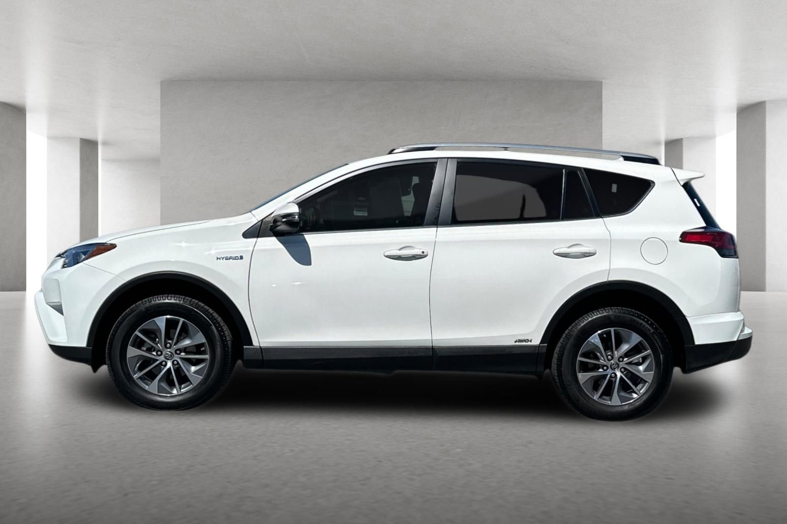 Used 2018 Toyota RAV4 LE w/ Carpet Mat Package AWD/4WD image 7