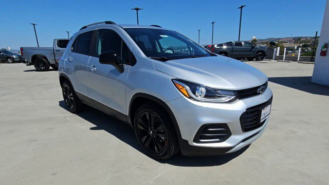 Used 2022 Chevrolet Trax LT w/ Redline Edition FWD image 2