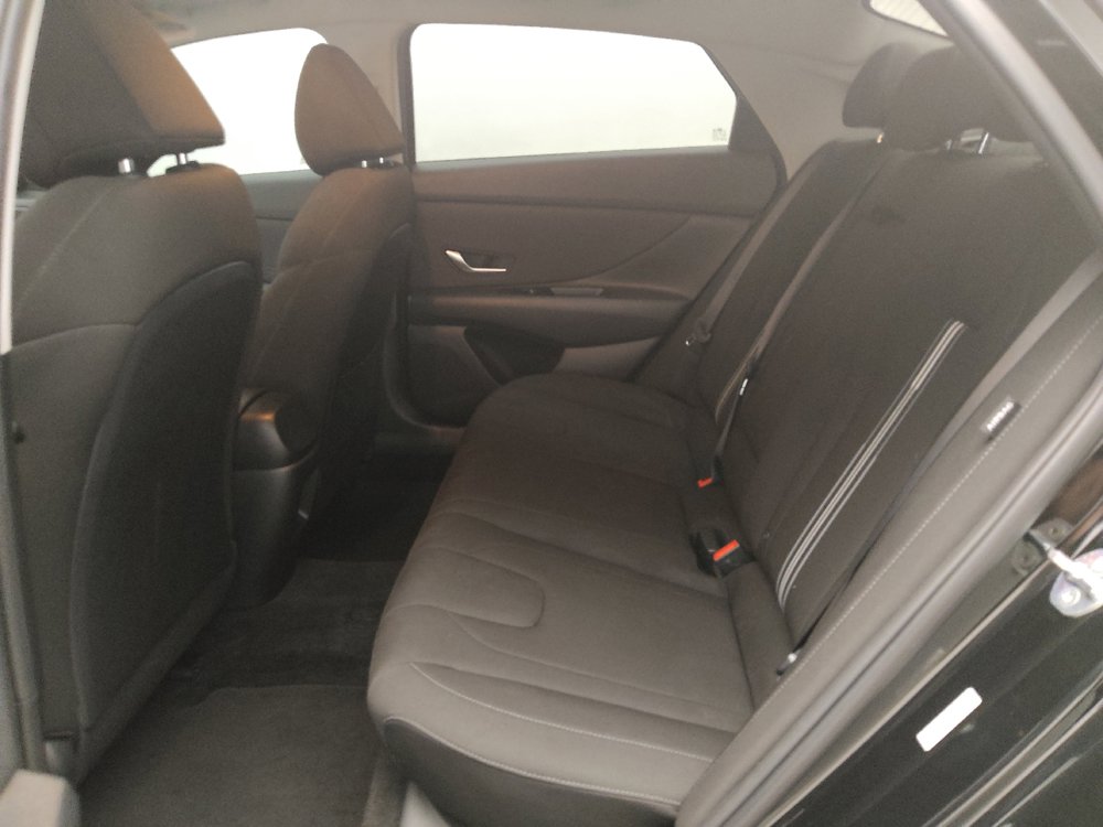Used 2025 Hyundai Elantra SEL FWD image 17