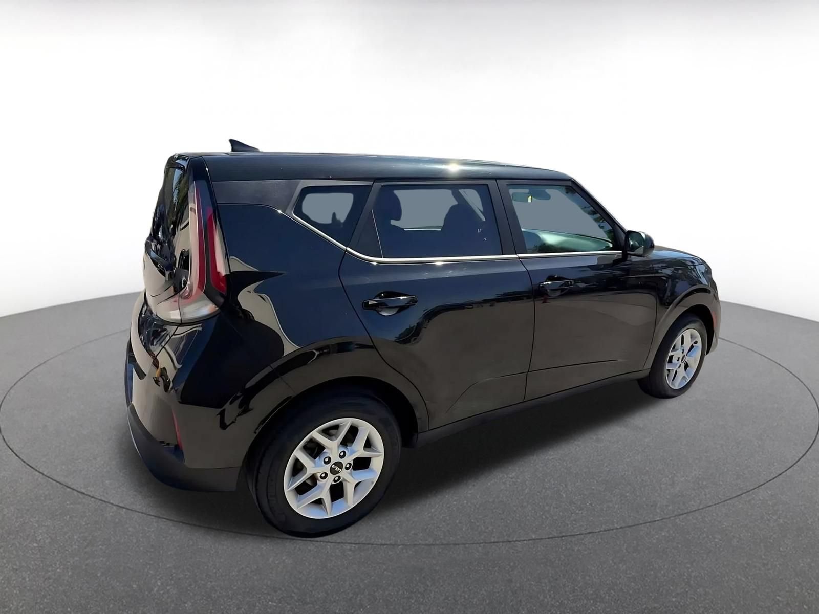Used 2025 Kia Soul LX w/ LX Technology Package FWD image 13