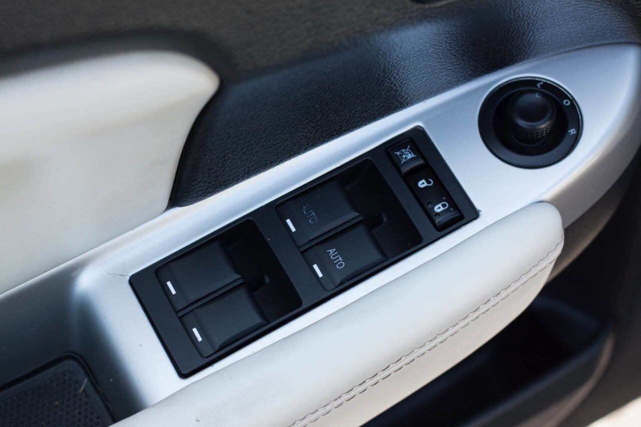 Used 2012 Chrysler 200 Limited image 15