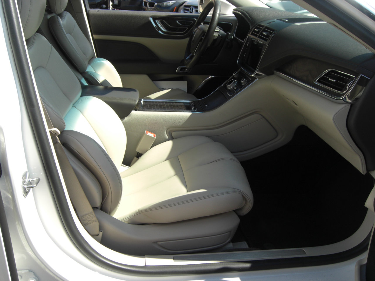 Used 2017 Lincoln Continental Premiere image 17