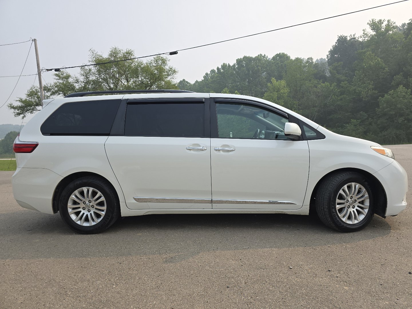 Used 2017 Toyota Sienna XLE FWD image 46