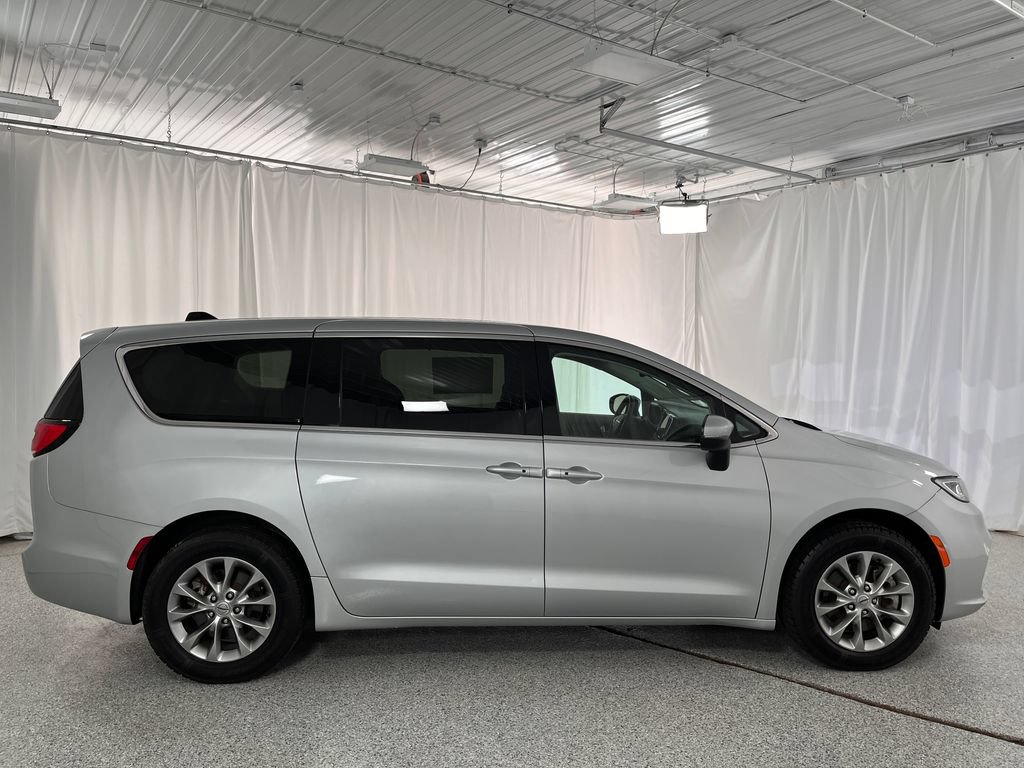 Used 2023 Chrysler Pacifica Touring-L AWD/4WD image 16