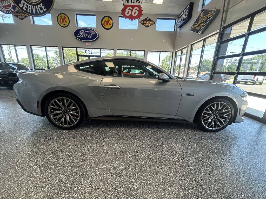 Used 2025 Ford Mustang GT Premium RWD image 2